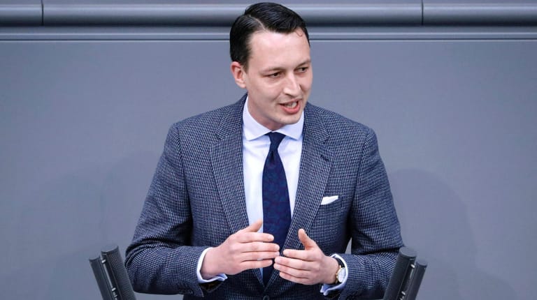 Matthias Helferich: Er bezeichnete sich in internen Chats selbst als "das freundliche Gesicht des NS".