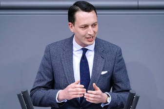 Matthias Helferich: Er bezeichnete sich in internen Chats selbst als "das freundliche Gesicht des NS".