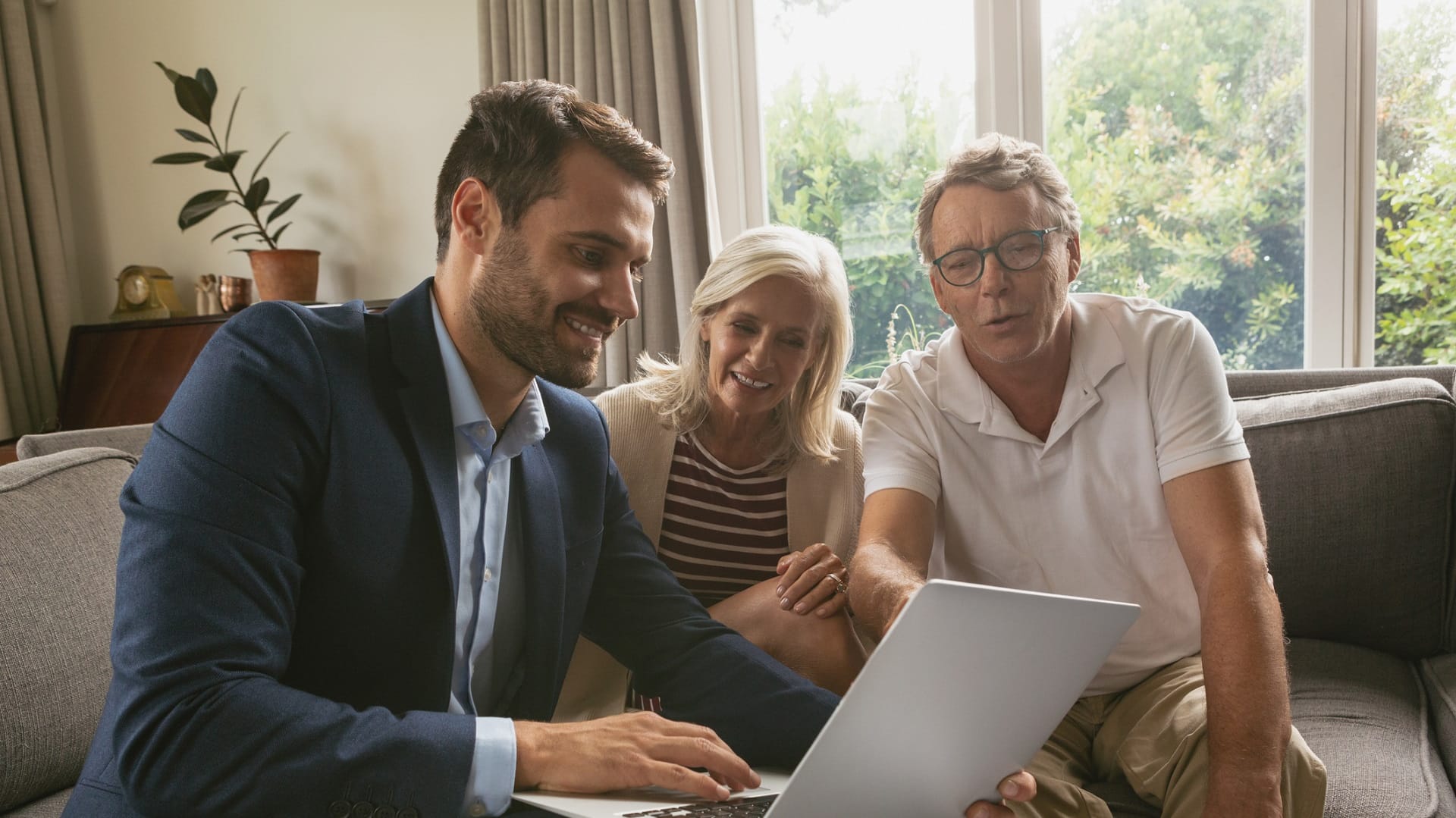 Ob es sinnvoll ist, eine Immobilie im Alter zu verkaufen, ist eine ganz individuelle Entscheidung, bei der die Expertise eines Immobilienmaklers helfen kann. Ob es sinnvoll ist, eine Immobilie im Alter zu verkaufen, ist eine ganz individuelle Entscheidung, bei der die Expertise eines Immobilienmaklers helfen kann.