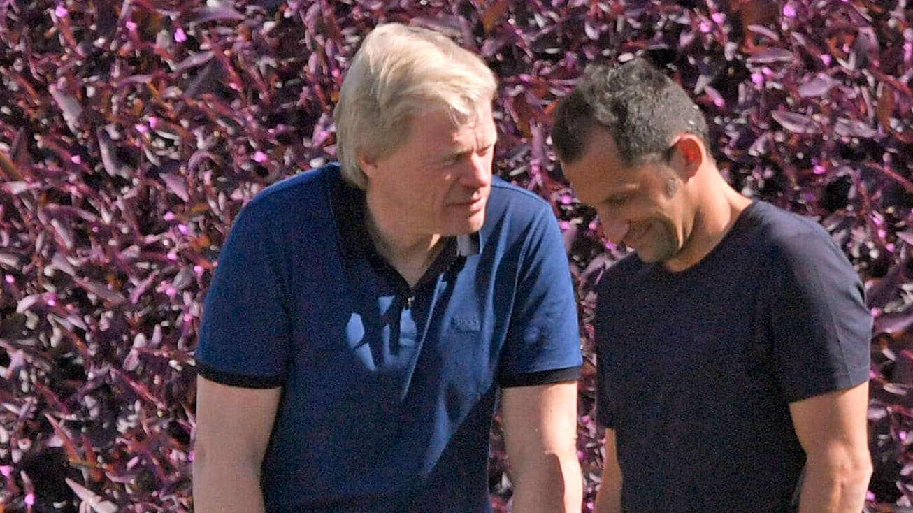 Oliver Kahn und Hasan Salihamidzic (r.): Der Vorstandsvorsitzende und der Sportvorstand in einem Gespräch während des Wintertrainingslagers 2020.