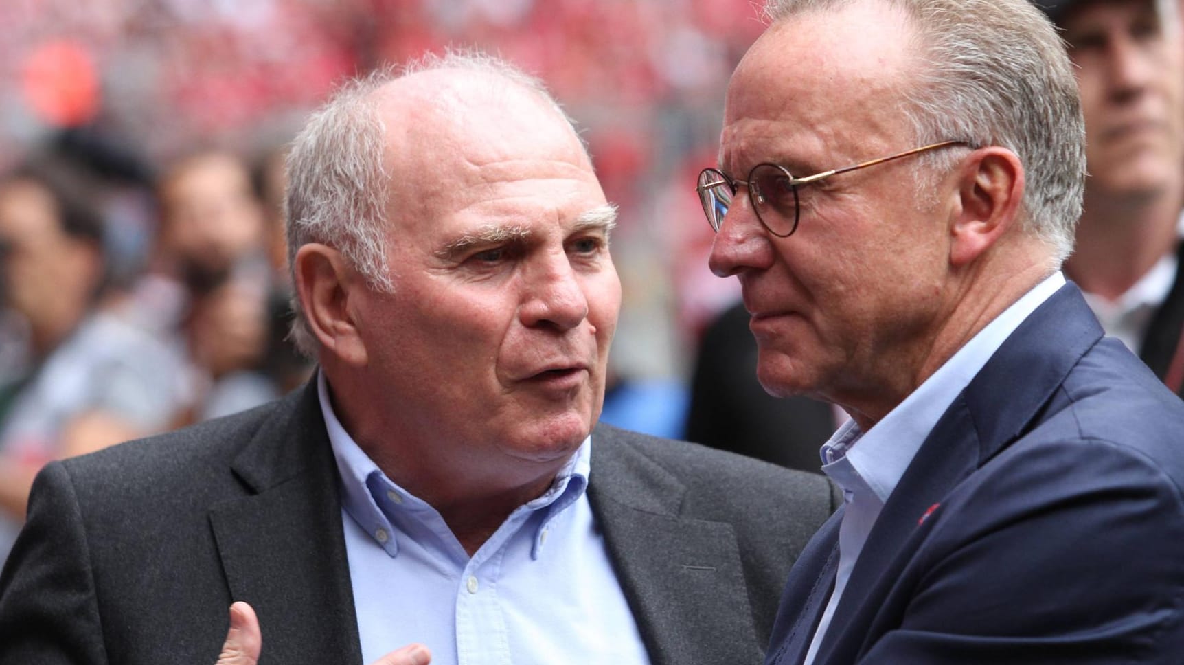 Die Ehemaligen: Ex-Vorstandsvorsitzender Karl-Heinz Rummenigge (r.) im Gespräch mit dem Ex-Präsidenten Uli Hoeneß.