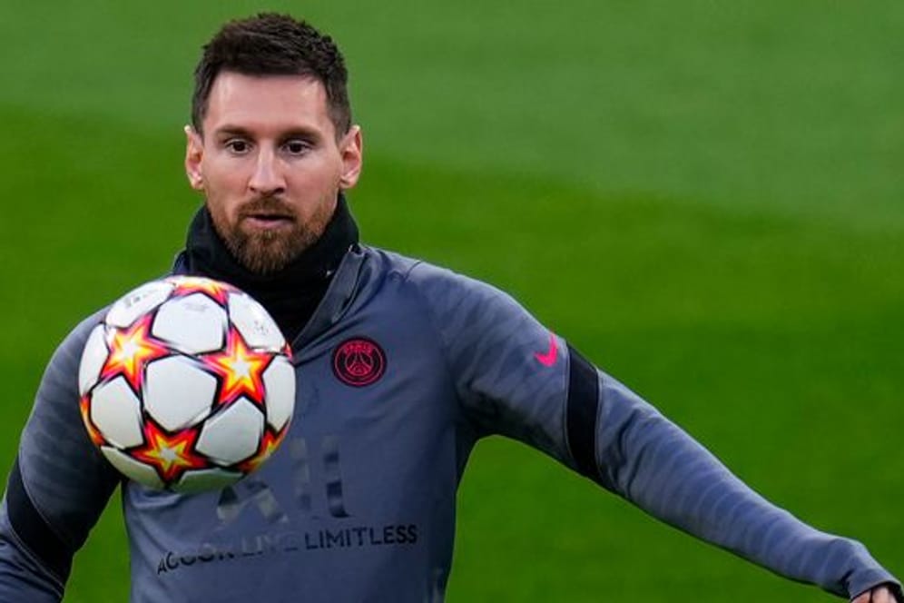 Lionel Messi von Paris Saint-Germain hat mit Spätfolgen seiner Corona-Infektion zu kämpfen.