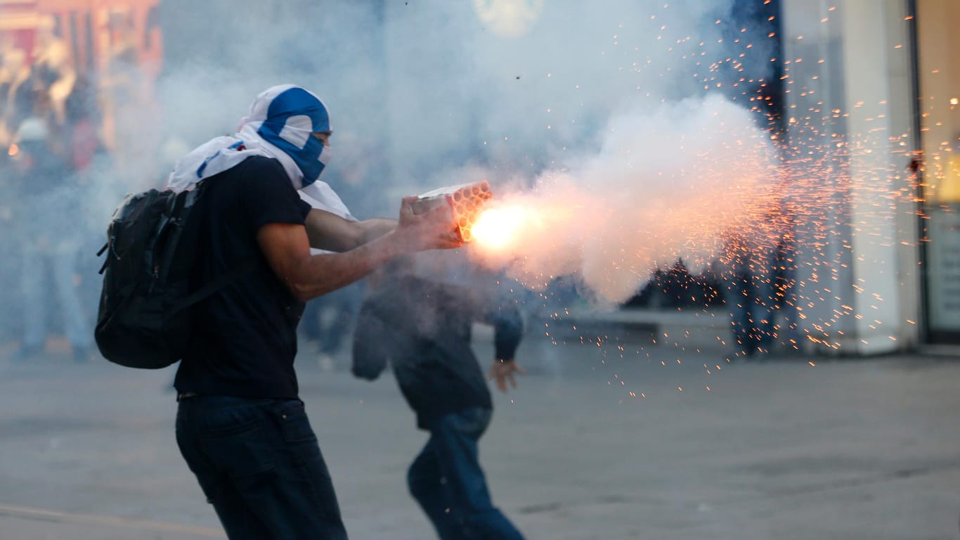 Ein Demonstrant bei den Gezi-Protesten 2013: Bei Demonstrationen zum Jahrestag wurden zahlreiche Menschen festgenommen.