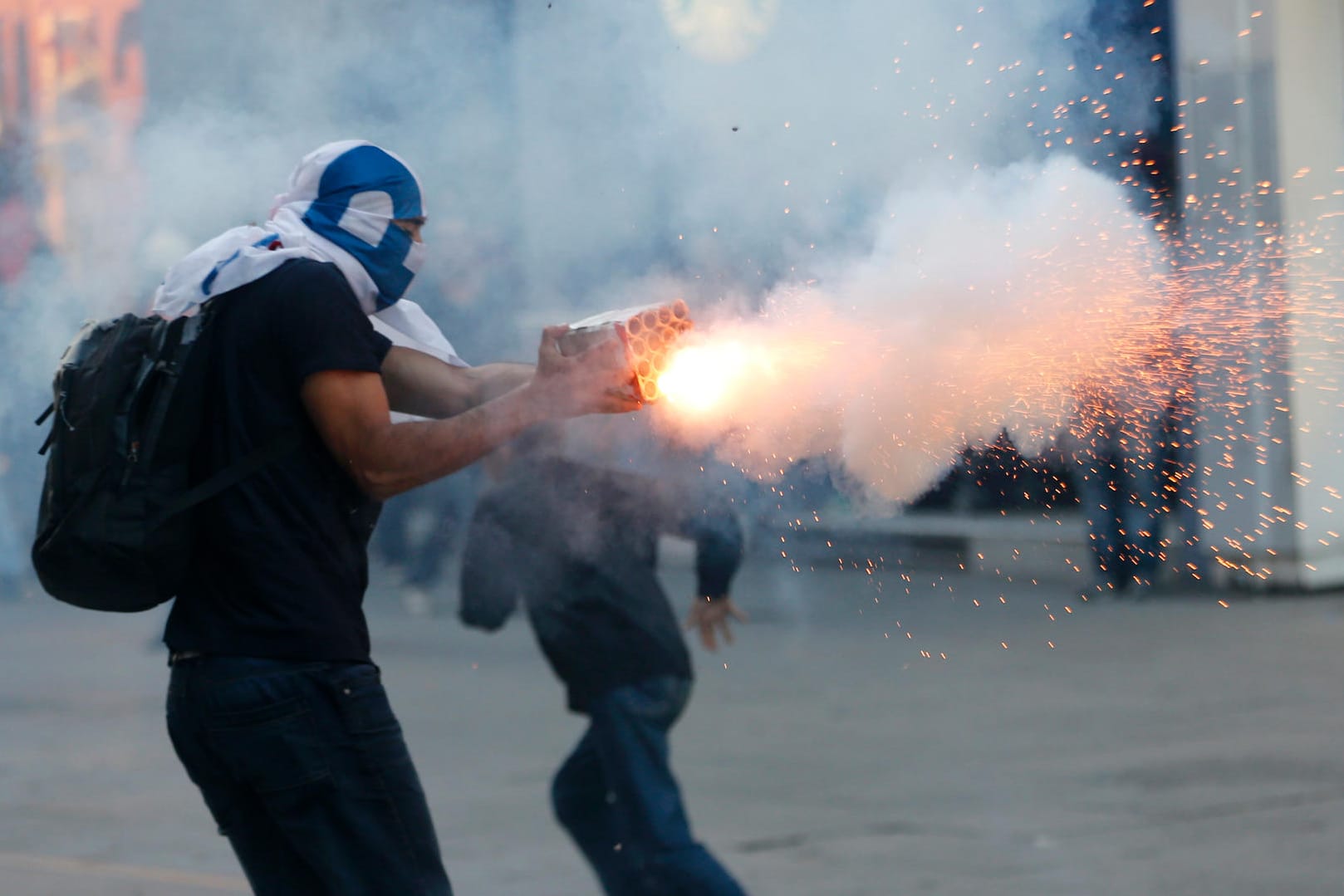 Ein Demonstrant bei den Gezi-Protesten 2013: Bei Demonstrationen zum Jahrestag wurden zahlreiche Menschen festgenommen.