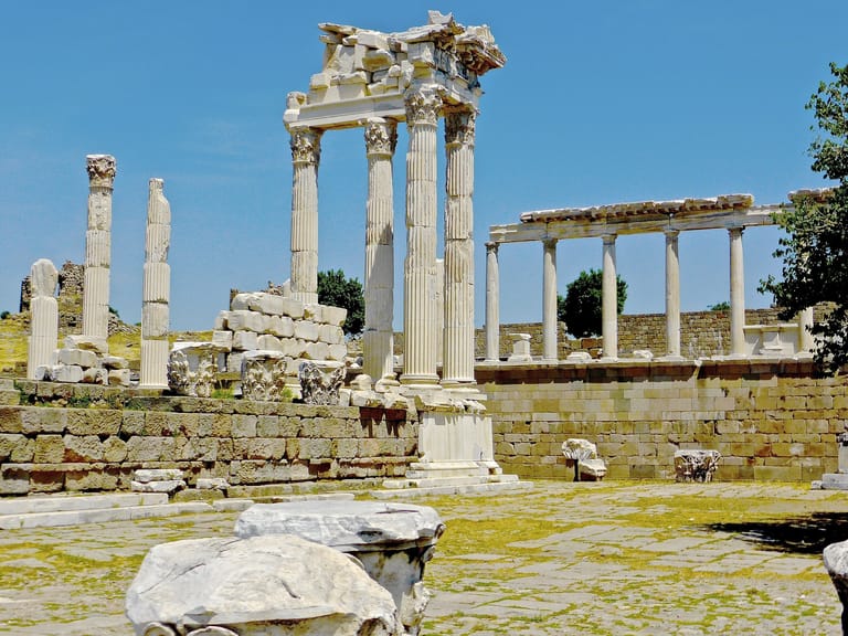 Pergamon: In der antiken Stadt soll einst das Pergament erfunden worden sein.
