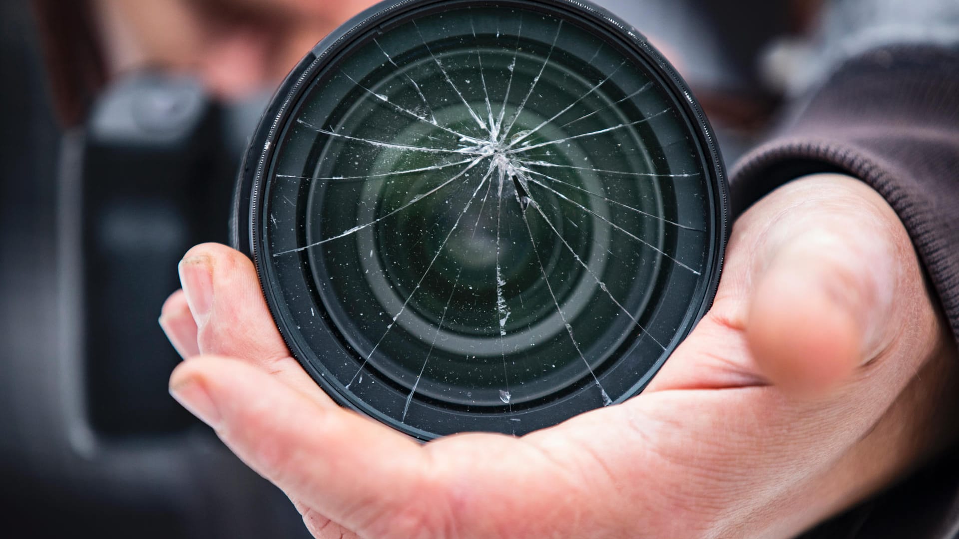 Die Linse einer Fotokamera ist beschädigt: "Reporter ohne Grenzen" bemängelt die gestiegene Zahl der Angriffe auf Journalisten.