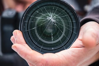 Die Linse einer Fotokamera ist beschädigt: "Reporter ohne Grenzen" bemängelt die gestiegene Zahl der Angriffe auf Journalisten.