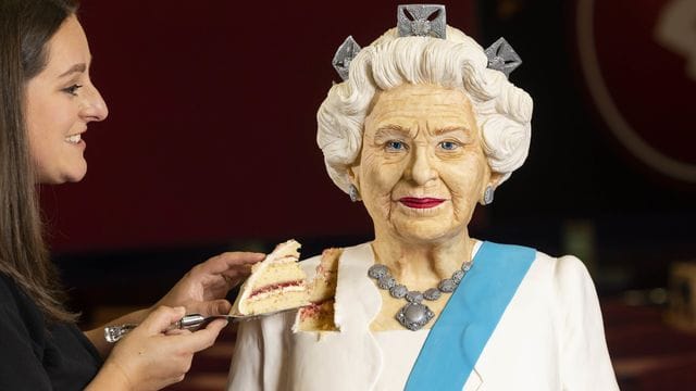 Bäckerin Lara Mason von Cake Anything enthüllt eine lebensgroße Torte von Königin Elisabeth II.