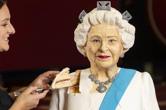 Bäckerin Lara Mason von Cake Anything enthüllt eine lebensgroße Torte von Königin Elisabeth II.