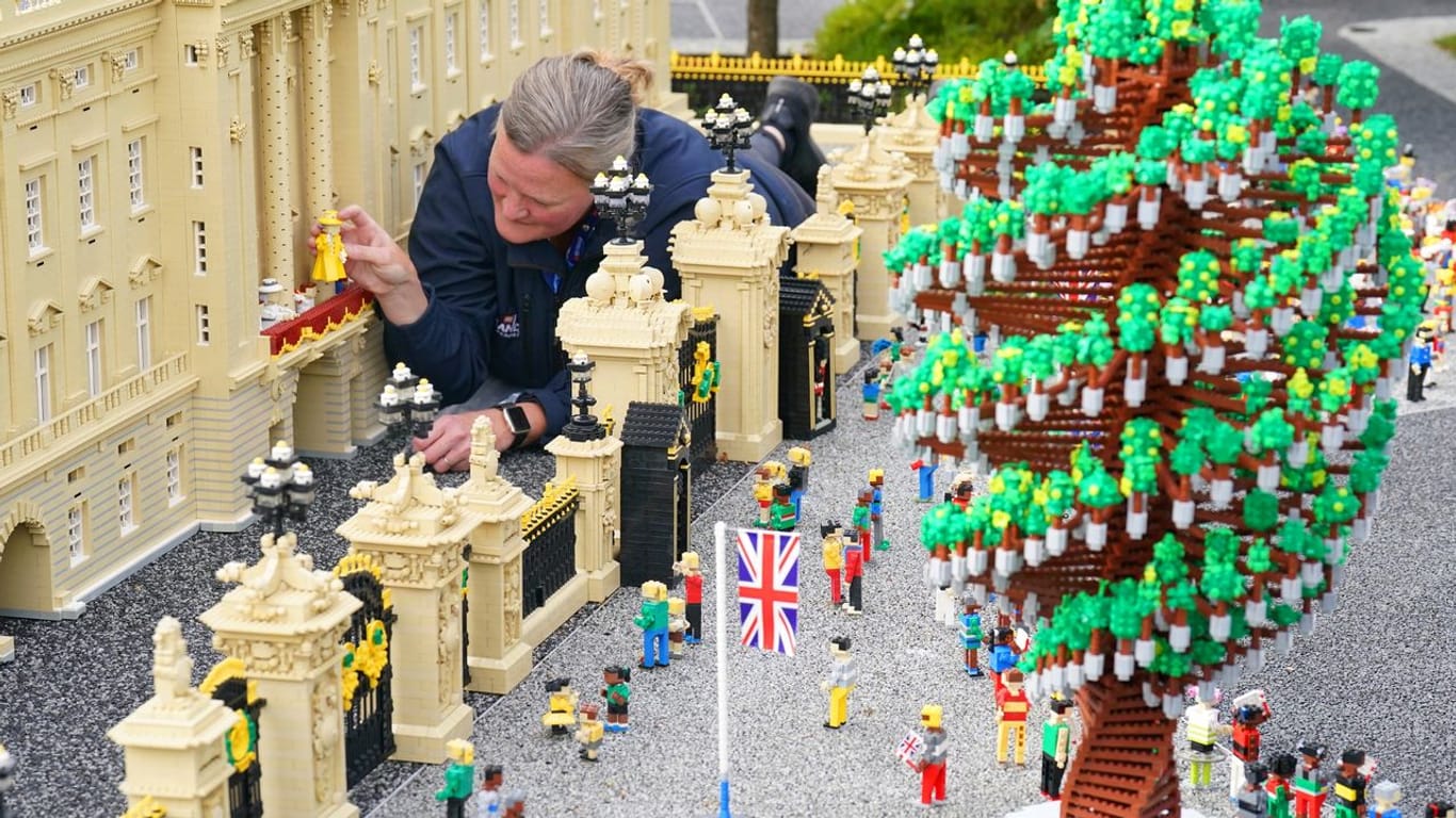 Die Modellbauerin Paula Young setzt eine Lego Nachbildung von Königin Elisabeth II.