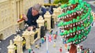 Die Modellbauerin Paula Young setzt eine Lego Nachbildung von Königin Elisabeth II.