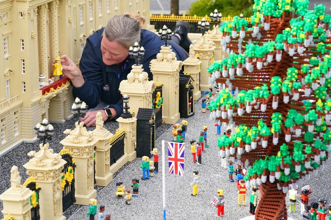 Die Modellbauerin Paula Young setzt eine Lego Nachbildung von Königin Elisabeth II.