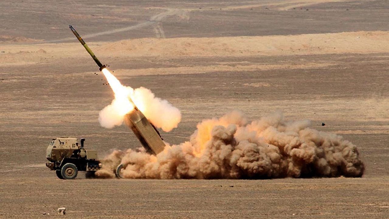 Die Himars-Abschussbatterie kann zum Beispiel mit sechs gelenkten Artillerieraketen bestückt werden. Die Himars-Abschussbatterie kann zum Beispiel mit sechs gelenkten Artillerieraketen bestückt werden.