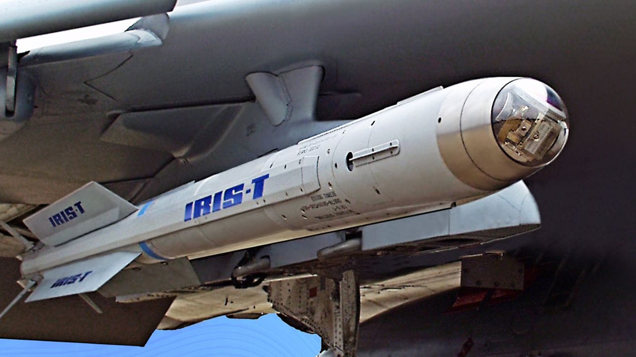 Ein Lenkflugkörper des Systems IRIS-T unter einem Trägerflugzeug. Ein Lenkflugkörper des Systems IRIS-T unter einem Trägerflugzeug.