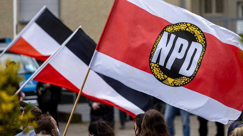 NPD-Fahne auf einer Demonstration (Symbolbild): Ein NPD-Funktionär arbeitete an der Pforte des LKA und des LfV in Dresden.