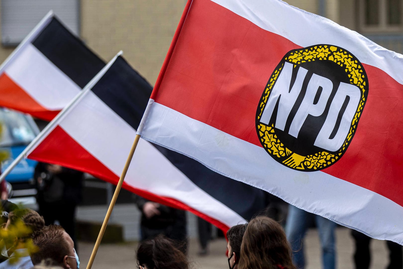 NPD-Fahne auf einer Demonstration (Symbolbild): Ein NPD-Funktionär arbeitete an der Pforte des LKA und des LfV in Dresden.