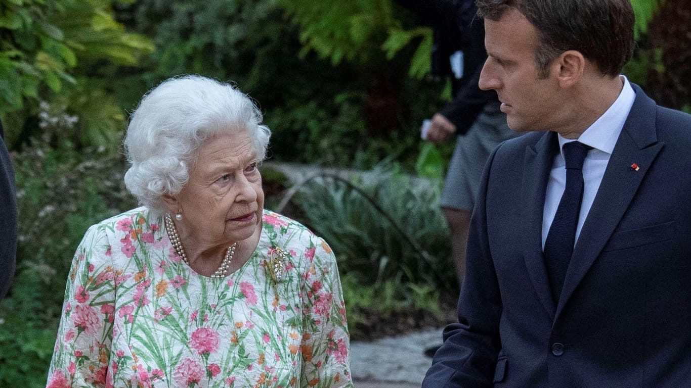 Queen Elizabeth II. und Emmanuel Macron: Der Politiker ehrt die Monarchin anlässlich ihres Thronjubiläums.
