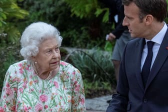 Queen Elizabeth II. und Emmanuel Macron: Der Politiker ehrt die Monarchin anlässlich ihres Thronjubiläums.