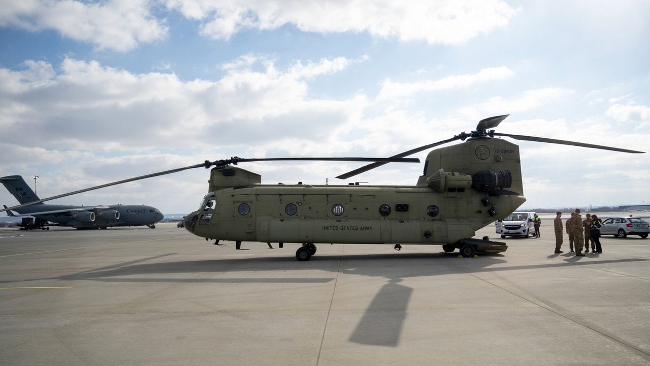 Ein Boeing CH-47 Chinook Helicopter der US-Armee am Flughafen im polnischen Rzeszow. Ein Boeing CH-47 Chinook Helicopter der US-Armee am Flughafen im polnischen Rzeszow.