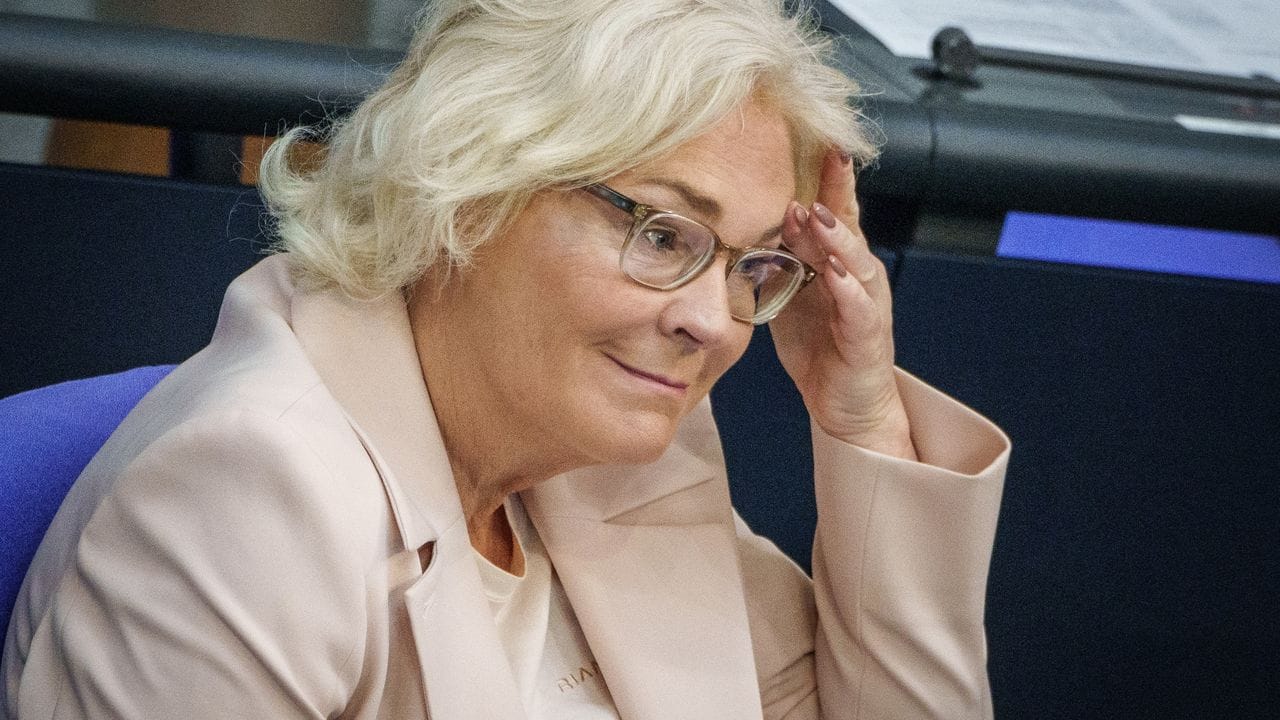Verteidigungsministerin Christine Lambrecht verfolgt die Debatte im Plenarsaal des Bundestags. Verteidigungsministerin Christine Lambrecht verfolgt die Debatte im Plenarsaal des Bundestags.