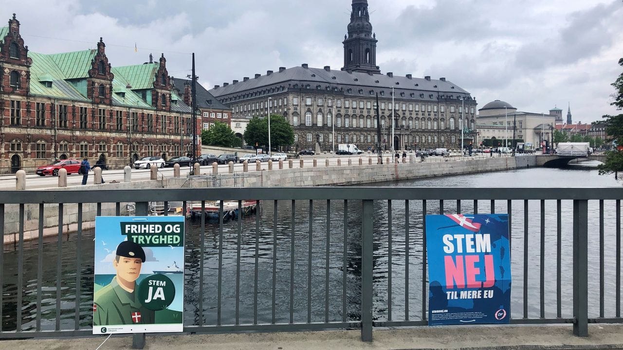 Parteien werben auf Plakaten für oder gegen die Abschaffung des dänischen EU-Verteidigungsvorbehalts.