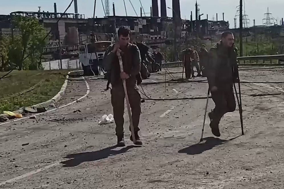 Verletzte ukrainische Soldaten verlassen das Stahlwerk in Mariupol: Laut offiziellen Angaben wurden 10.000 Soldaten verwundet.