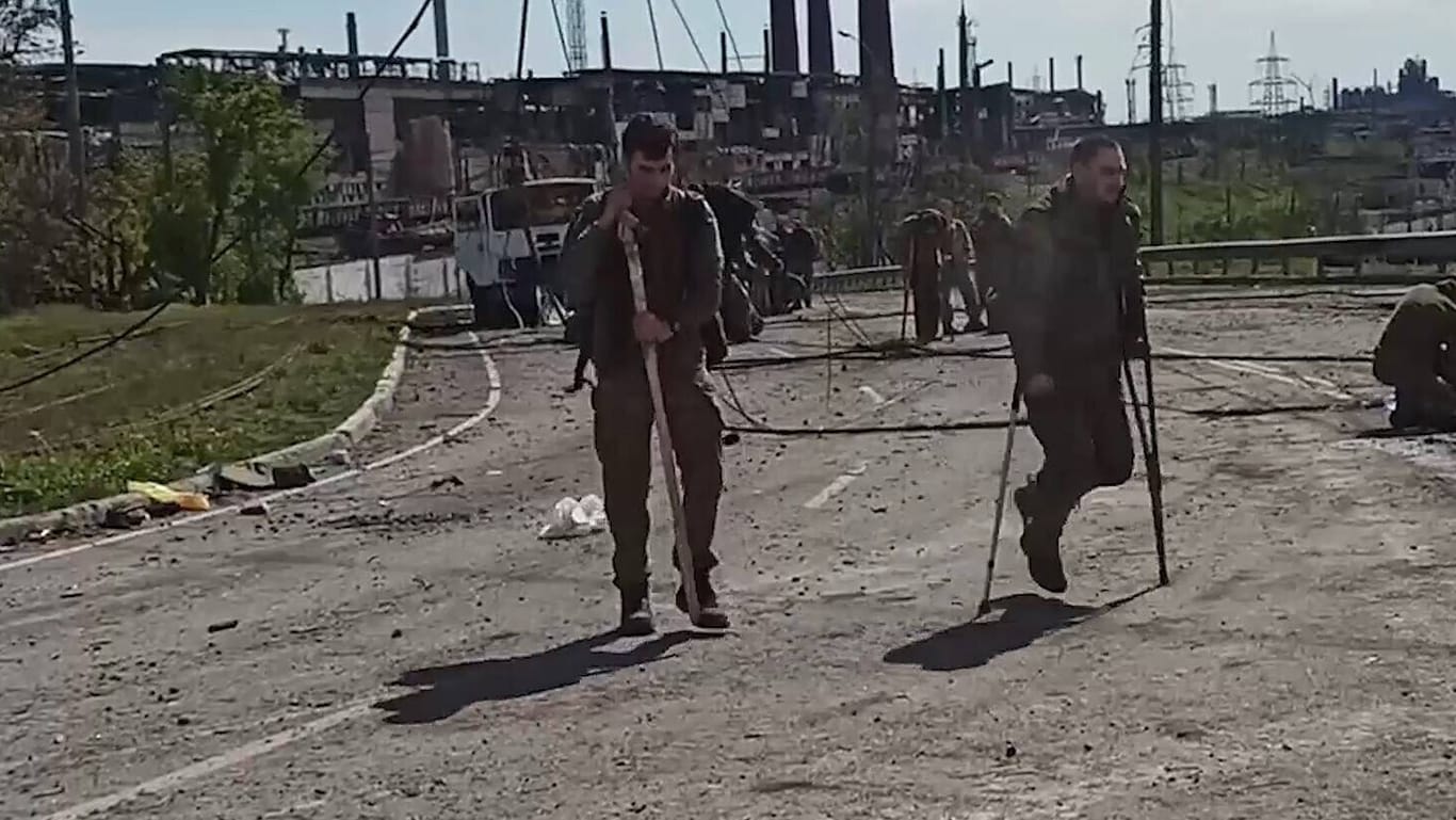 Verletzte ukrainische Soldaten verlassen das Stahlwerk in Mariupol: Laut offiziellen Angaben wurden 10.000 Soldaten verwundet.