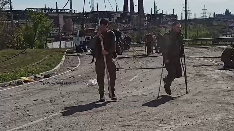 Verletzte ukrainische Soldaten verlassen das Stahlwerk in Mariupol: Laut offiziellen Angaben wurden 10.000 Soldaten verwundet.