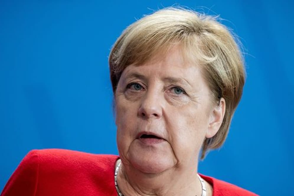"Niemals sollten wir Frieden und Freiheit selbstverständlich nehmen", so Merkel.