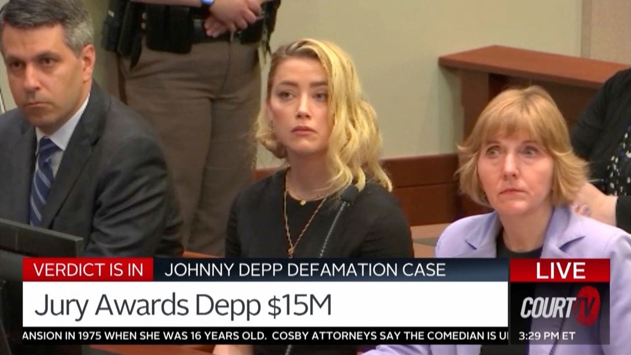 Videostandbild aus dem Gerichtssaal: Schauspielerin Amber Heard neben ihren Anwälten bei der Urteilsverkündung.