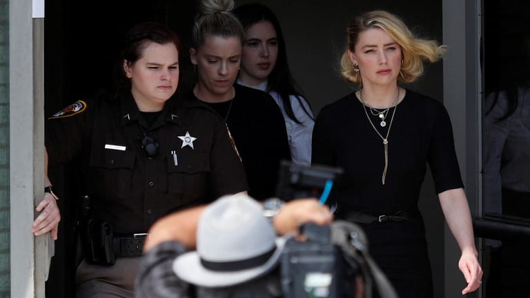 Amber Heard: Die Schauspielerin verlässt nach dem Urteil das Gerichtsgebäude in Fairfax County.