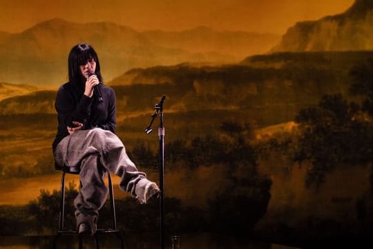 Bei einem Akustik-Konzert in Bonn beweist Billie Eilish, dass sie elektrische Beats nicht braucht.