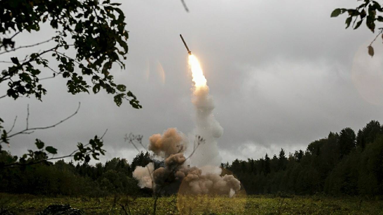 Eine russische Iskander Cruise Missile wird abgeschossen (Archivbild): In der Westukraine soll es Einschläge gegeben haben.