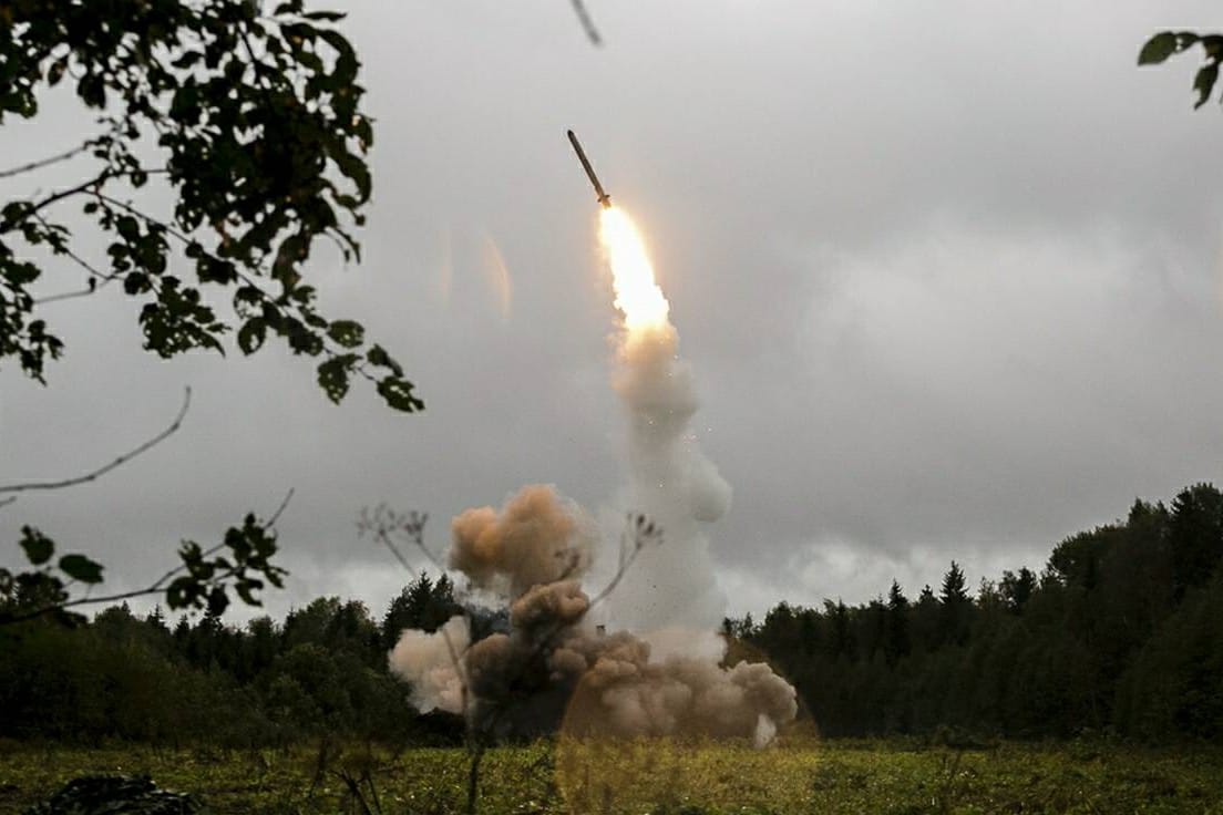 Eine russische Iskander Cruise Missile wird abgeschossen (Archivbild): In der Westukraine soll es Einschläge gegeben haben.