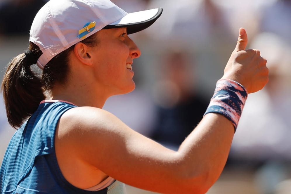 Die Siegerin Iga Swiatek reagiert nach dem Spiel bei den French Open: Sie zieht ins Halbfinale ein.