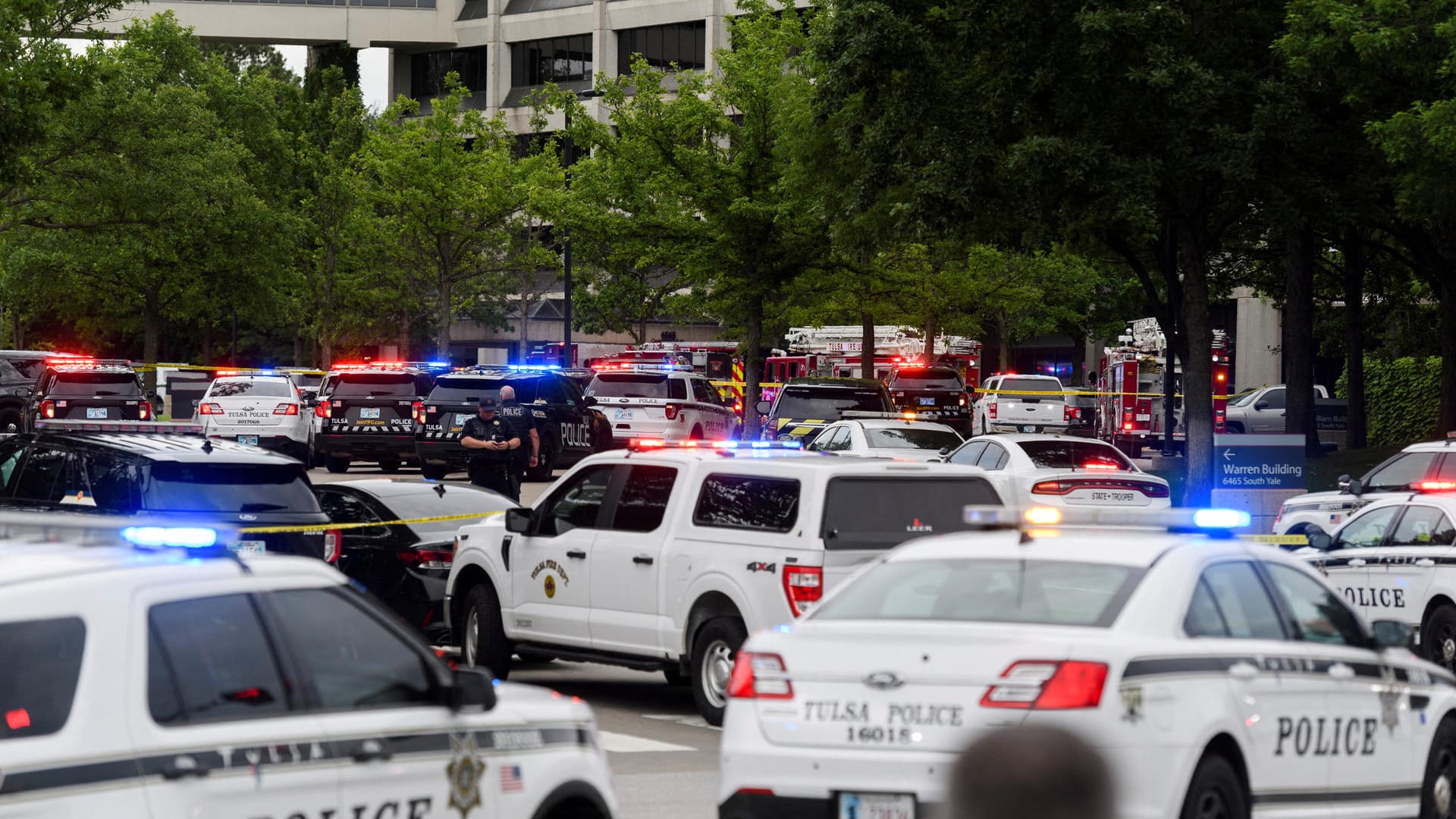 Einsatzkräfte in Tulsa: Drei Menschen wurden in einem Krankenhaus erschossen. Einsatzkräfte in Tulsa: Drei Menschen wurden in einem Krankenhaus erschossen.