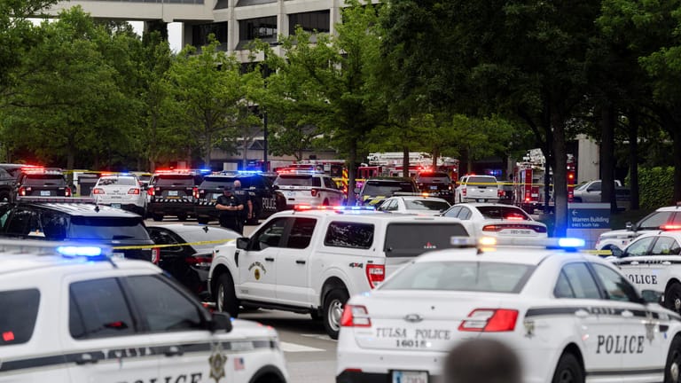 Einsatzkräfte in Tulsa: Drei Menschen wurden in einem Krankenhaus erschossen.