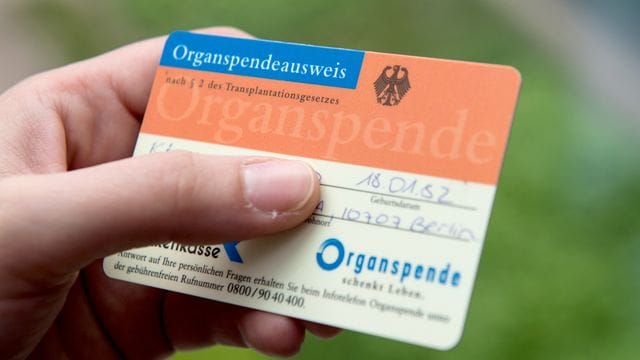 Den Organspendeausweis sollte man am besten immer dabeihaben - zum Beispiel im Geldbeutel.