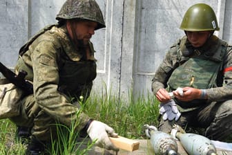 Truppen der von Russland unterstützen Separatisten in Luhansk befüllen einen Mörser mit Munition.