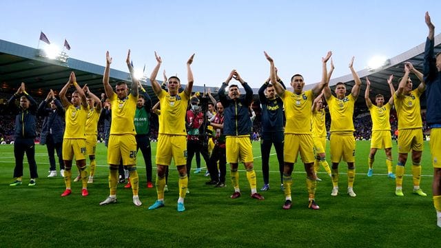 Die Spieler der Ukraine applaudieren den Fans nach dem Spiel. Die Spieler der Ukraine applaudieren den Fans nach dem Spiel.