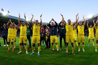 Die Spieler der Ukraine applaudieren den Fans nach dem Spiel.
