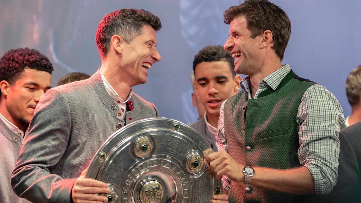 Robert Lewandowski (li.) und Thomas Müller bei der Meisterfeier in Berlin: Der DFB-Spieler hofft, dass sein Kollege weiterhin für Bayern spielen wird.