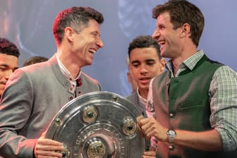 Robert Lewandowski (li.) und Thomas Müller bei der Meisterfeier in Berlin: Der DFB-Spieler hofft, dass sein Kollege weiterhin für Bayern spielen wird.