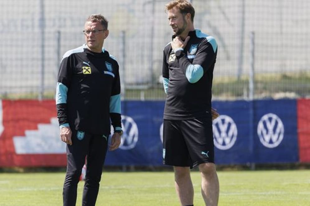 Ralf Rangnick, Nationaltrainer Österreichs und Co-Trainer Lars Kornetka stehen bei einer Trainingseinheit auf dem Platz.