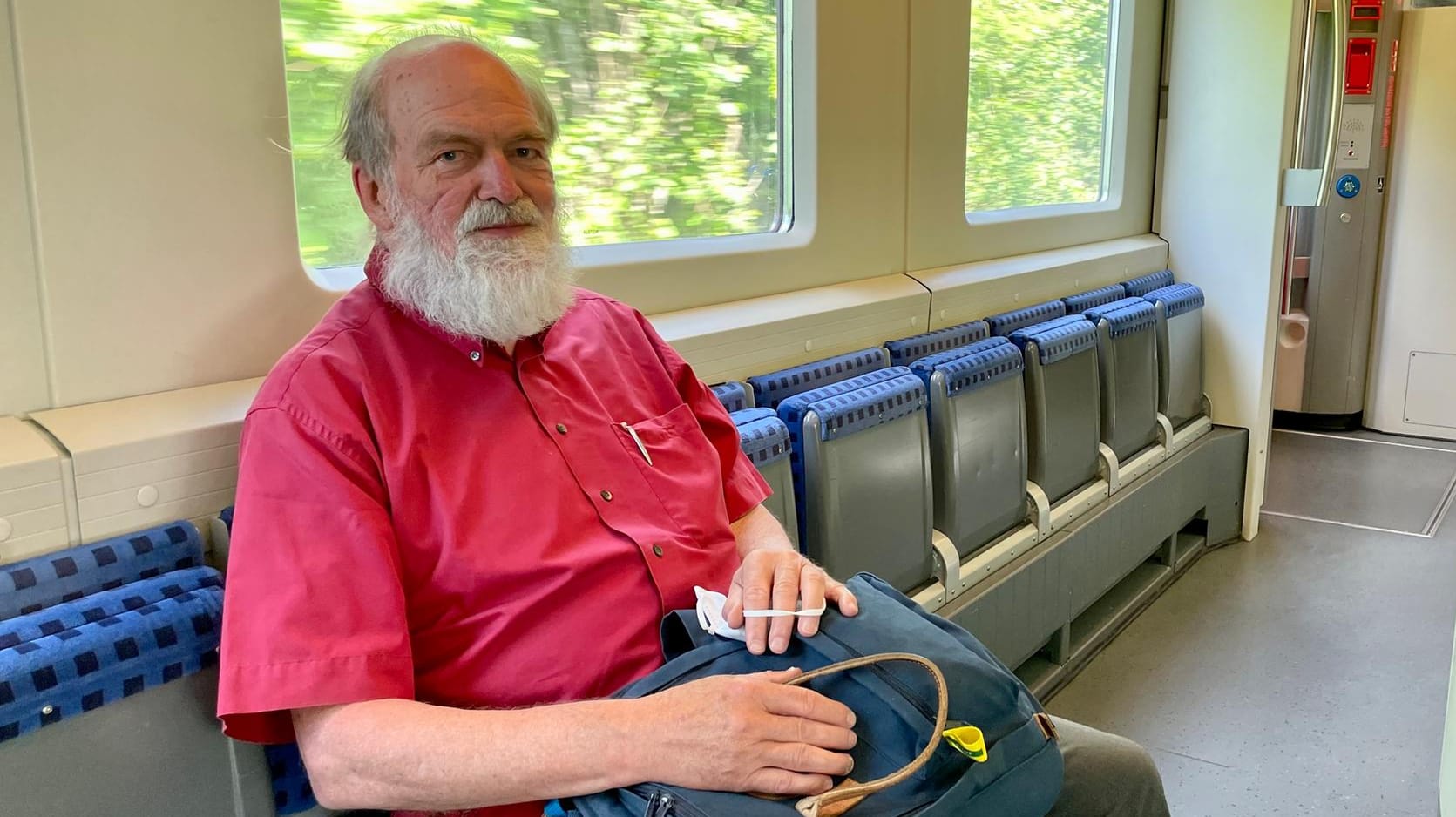 Siegfried Polsfuß im Zug nach Wallersdorf: "Diese Verbindung ist ja eigentlich ganz gut."