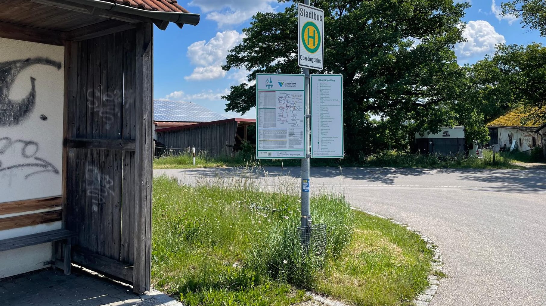 Bushaltestelle in Oberdingolfing: Hier hält der "grüne Dingo".