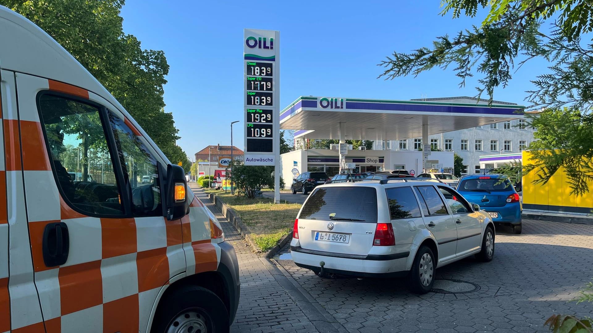 Tankstelle mit wartenden Autos (Symbolbild): Zur Abfederung der hohen Energiepreis wird die Steuer auf Sprit gesenkt.