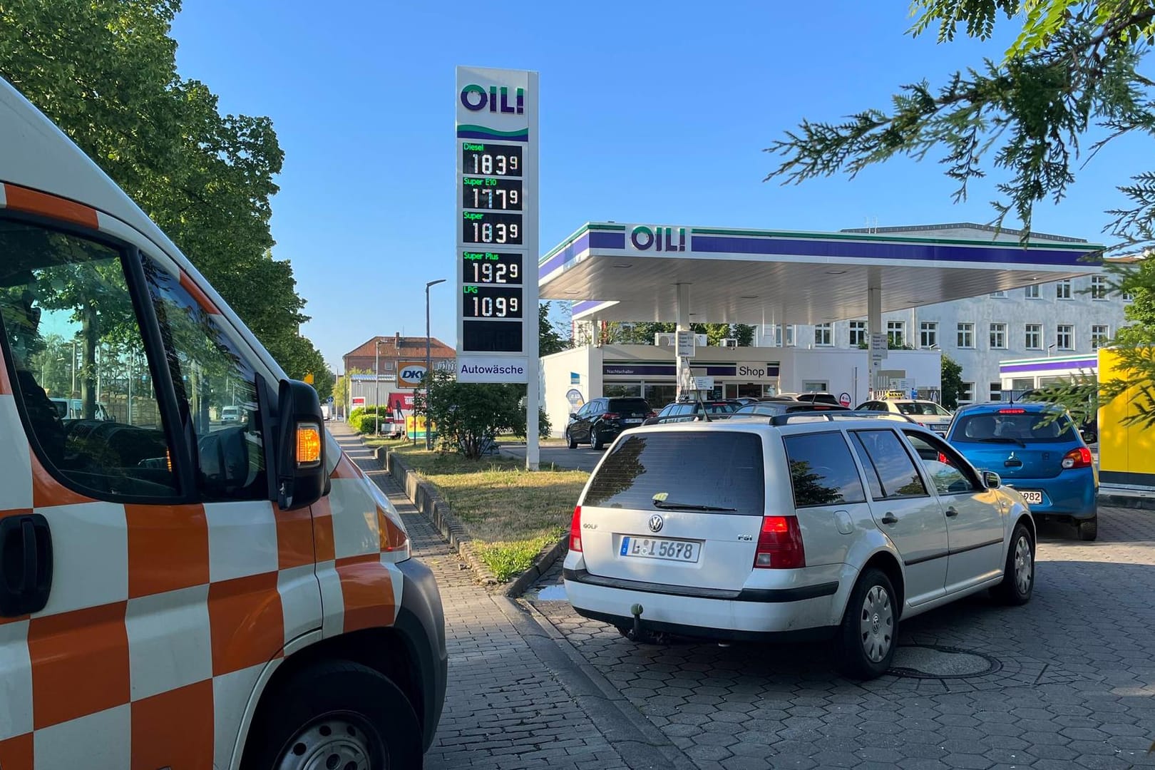 Tankstelle mit wartenden Autos (Symbolbild): Zur Abfederung der hohen Energiepreis wird die Steuer auf Sprit gesenkt.