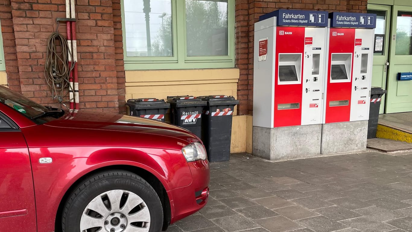 Auto am Fahrkartenautomat in Landau: "In dieser Region kommst du niemals auf die Idee, keinen Führerschein zu machen."
