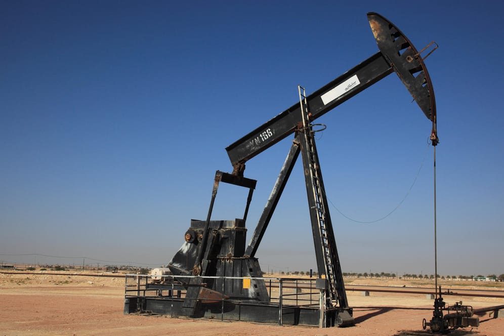 Erdölpumpe im Nahen Osten (Symbolbild): Länder wie Saudi-Arabien fahren die Ölförderung hoch, um die russischen Ausfälle am Weltmarkt aufzufangen.